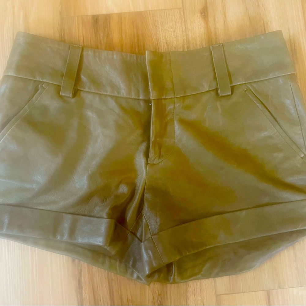 Alice + Olivia Lamb Leather Shorts
Olive Green
Mid-Rise